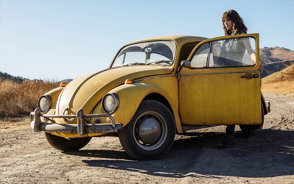 Bumblebee . Το πιο αγαπητό από τα μέλη των «Transformers», ο Bumblebee, κυνηγημένος το έτος 1987, βρίσκει καταφύγιο σε μια μάντρα με παρατημένα αυτοκίνητα σε μια μικρή παραλιακή πόλη της Καλιφόρνια.
