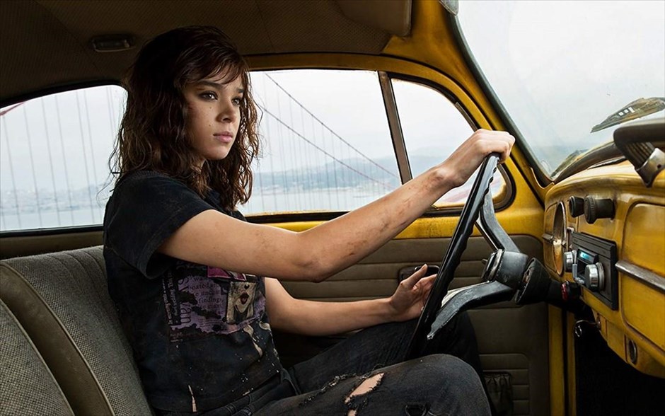 Bumblebee . Το πιο αγαπητό από τα μέλη των «Transformers», ο Bumblebee, κυνηγημένος το έτος 1987, βρίσκει καταφύγιο σε μια μάντρα με παρατημένα αυτοκίνητα σε μια μικρή παραλιακή πόλη της Καλιφόρνια.