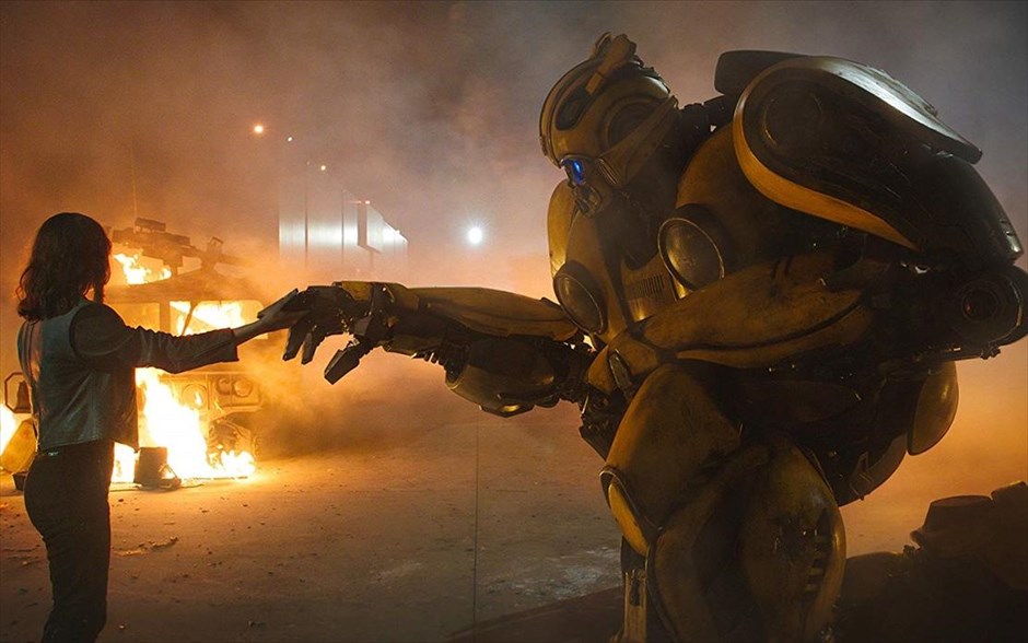 Bumblebee . Το πιο αγαπητό από τα μέλη των «Transformers», ο Bumblebee, κυνηγημένος το έτος 1987, βρίσκει καταφύγιο σε μια μάντρα με παρατημένα αυτοκίνητα σε μια μικρή παραλιακή πόλη της Καλιφόρνια.