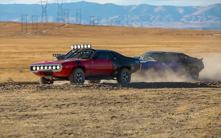 Bumblebee . Το πιο αγαπητό από τα μέλη των «Transformers», ο Bumblebee, κυνηγημένος το έτος 1987, βρίσκει καταφύγιο σε μια μάντρα με παρατημένα αυτοκίνητα σε μια μικρή παραλιακή πόλη της Καλιφόρνια.