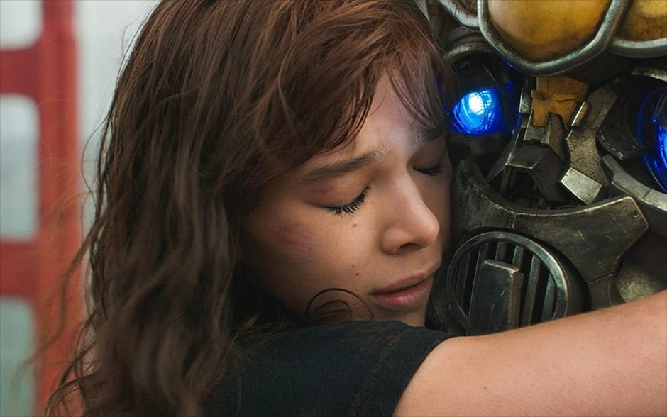 Bumblebee . Το πιο αγαπητό από τα μέλη των «Transformers», ο Bumblebee, κυνηγημένος το έτος 1987, βρίσκει καταφύγιο σε μια μάντρα με παρατημένα αυτοκίνητα σε μια μικρή παραλιακή πόλη της Καλιφόρνια.