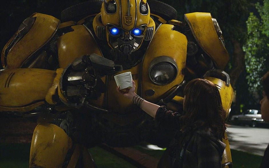Bumblebee . Το πιο αγαπητό από τα μέλη των «Transformers», ο Bumblebee, κυνηγημένος το έτος 1987, βρίσκει καταφύγιο σε μια μάντρα με παρατημένα αυτοκίνητα σε μια μικρή παραλιακή πόλη της Καλιφόρνια.