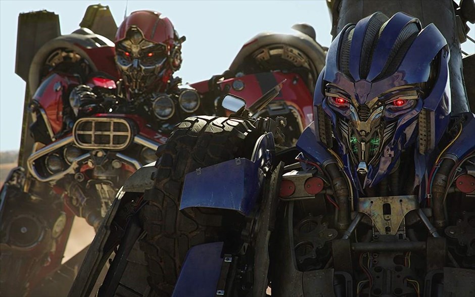 Bumblebee . Το πιο αγαπητό από τα μέλη των «Transformers», ο Bumblebee, κυνηγημένος το έτος 1987, βρίσκει καταφύγιο σε μια μάντρα με παρατημένα αυτοκίνητα σε μια μικρή παραλιακή πόλη της Καλιφόρνια.