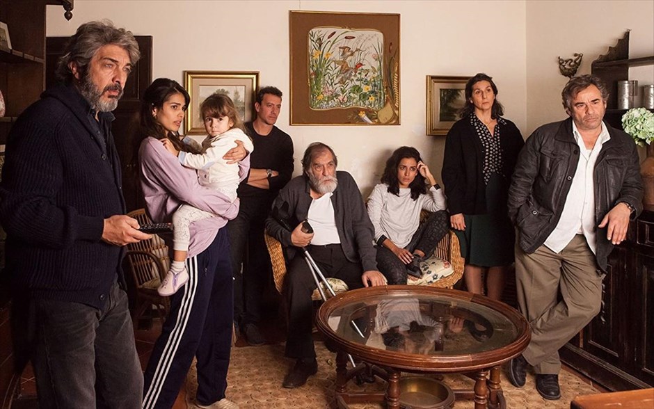 Το Ξέρουν Όλοι. Στη νέα ταινία του -διπλά βραβευμένου με ξενόγλωσσο Όσκαρ- Ιρανού δημιουργού Ασγκάρ Φαραντί (Ο Εμποράκος, Ένας Χωρισμός), πρωταγωνιστεί το ζευγάρι των Πενέλοπε Κρουζ και Χαβιέρ Μπαρδέμ και ο Αργεντινός σούπερ σταρ Ρικάρντο Νταρίν. Στο ισπανόφωνο δραματικό θρίλερ που αποτέλεσε το επίσημο άνοιγμα του φετινού Φεστιβάλ Καννών, η 40χρονη Λόρα επιστρέφει από την Αργεντινή στη γενέτειρά της, μια ισπανική κωμόπολη, για τον γάμο της αδερφής της.
 