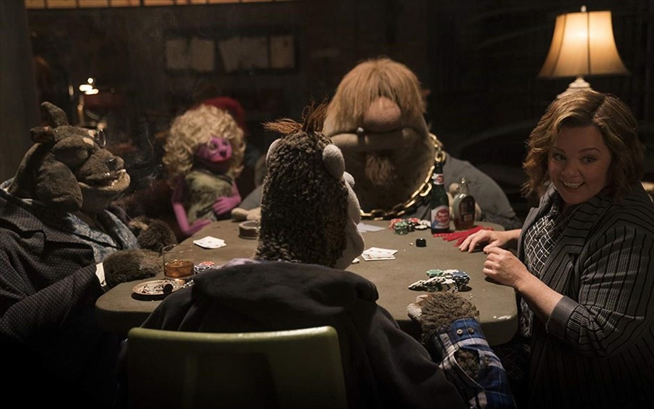 The Happytime Murders. Άνθρωποι και muppets γίνονται ένα σε μια βέβηλη κωμωδία με την υπογραφή του δημιουργού τους Τζιμ Χένσον και τη σφραγίδα της κωμικού Μελίσα ΜακΚάρθι. Ο ιδιωτικός ντετέκτιβ Φιλ, σ’ έναν κόσμο όπου οι άνθρωποι συνυπάρχουν με τα muppets, ψάχνει να βρει τον κατά συρροή δολοφόνο που σκότωσε τον αδερφό του, ο οποίος τώρα έχει βάλει στο μάτι τους πρωταγωνιστές μιας διάσημης τηλεοπτικής σειράς για παιδιά.