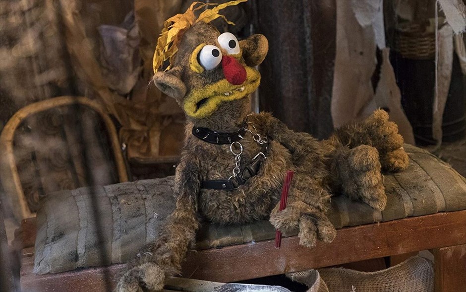 The Happytime Murders. Άνθρωποι και muppets γίνονται ένα σε μια βέβηλη κωμωδία με την υπογραφή του δημιουργού τους Τζιμ Χένσον και τη σφραγίδα της κωμικού Μελίσα ΜακΚάρθι.&nbsp;Ο ιδιωτικός ντετέκτιβ Φιλ, σ’ έναν κόσμο όπου οι άνθρωποι συνυπάρχουν με τα muppets, ψάχνει να βρει τον κατά συρροή δολοφόνο που σκότωσε τον αδερφό του,&nbsp;ο οποίος τώρα έχει βάλει στο μάτι τους πρωταγωνιστές μιας διάσημης τηλεοπτικής σειράς για παιδιά.
&nbsp;