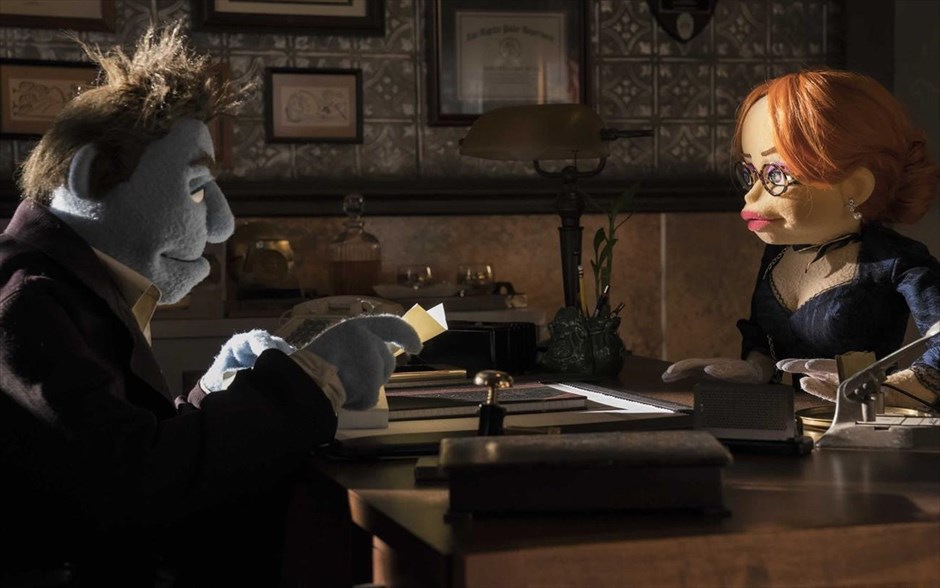 The Happytime Murders. Άνθρωποι και muppets γίνονται ένα σε μια βέβηλη κωμωδία με την υπογραφή του δημιουργού τους Τζιμ Χένσον και τη σφραγίδα της κωμικού Μελίσα ΜακΚάρθι.&nbsp;Ο ιδιωτικός ντετέκτιβ Φιλ, σ’ έναν κόσμο όπου οι άνθρωποι συνυπάρχουν με τα muppets, ψάχνει να βρει τον κατά συρροή δολοφόνο που σκότωσε τον αδερφό του,&nbsp;ο οποίος τώρα έχει βάλει στο μάτι τους πρωταγωνιστές μιας διάσημης τηλεοπτικής σειράς για παιδιά.
&nbsp;