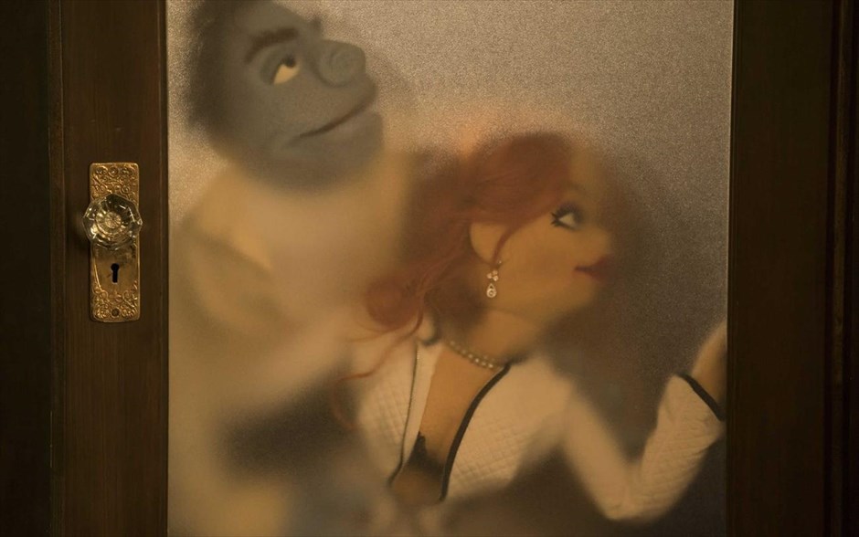 The Happytime Murders. Άνθρωποι και muppets γίνονται ένα σε μια βέβηλη κωμωδία με την υπογραφή του δημιουργού τους Τζιμ Χένσον και τη σφραγίδα της κωμικού Μελίσα ΜακΚάρθι.&nbsp;Ο ιδιωτικός ντετέκτιβ Φιλ, σ’ έναν κόσμο όπου οι άνθρωποι συνυπάρχουν με τα muppets, ψάχνει να βρει τον κατά συρροή δολοφόνο που σκότωσε τον αδερφό του,&nbsp;ο οποίος τώρα έχει βάλει στο μάτι τους πρωταγωνιστές μιας διάσημης τηλεοπτικής σειράς για παιδιά.
&nbsp;