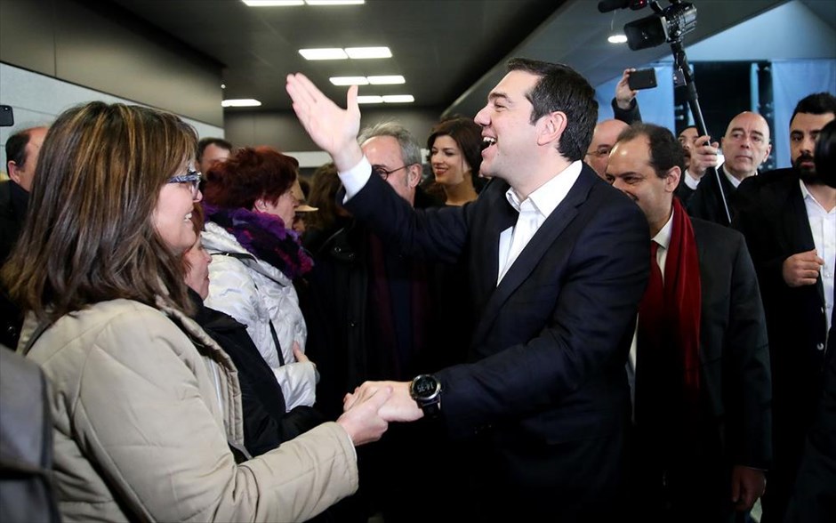 Επίσκεψη Τσίπρα στο μετρό Θεσσαλονίκης. Ο πρωθυπουργός Αλέξης Τσίπρας χαιρετά κόσμο κατά την επίσκεψή του στο σταθμό του μετρό «Σιντριβάνι - Έκθεση», τον πρώτο έτοιμο σταθμό του μετρό Θεσσαλονίκης.&nbsp;Μια σημαντική υποδομή παραδίδεται σταδιακά και βάζει στις ράγες τη νέα λαμπρή ιστορία της Θεσσαλονίκης, δήλωσε ο πρωθυπουργός, σημειώνοντας πως είναι έτοιμο το 95% του έργου σε ό,τι αφορά την κατασκευή των 13 πρώτων σταθμών.&nbsp;