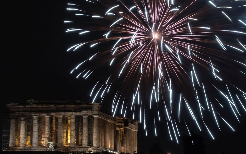 Η Αθήνα υποδέχτηκε το 2019. Πυροτεχνήματα πάνω από την Ακρόπολη κατά την υποδοχή του 2019 στην Αθήνα.