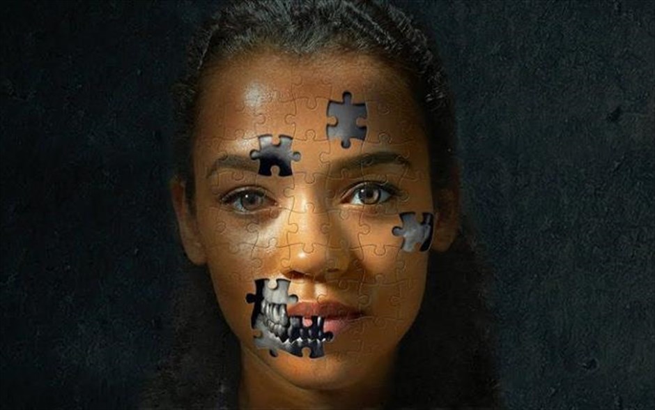 Escape Room. Στο ψυχολογικό θρίλερ του Άνταμ Ρόμπιτελ, έξι άγνωστοι μεταξύ τους παίκτες βρίσκονται εγκλωβισμένοι&nbsp;σε ένα επικίνδυνο παιχνίδι γρίφων, το οποίο ζητά την απόλυτη συνεργασία και προσοχή τους ώστε να βρουν την έξοδο και να επιζήσουν.