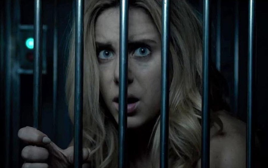 Escape Room. Στο ψυχολογικό θρίλερ του Άνταμ Ρόμπιτελ, έξι άγνωστοι μεταξύ τους παίκτες βρίσκονται εγκλωβισμένοι&nbsp;σε ένα επικίνδυνο παιχνίδι γρίφων, το οποίο ζητά την απόλυτη συνεργασία και προσοχή τους ώστε να βρουν την έξοδο και να επιζήσουν.
