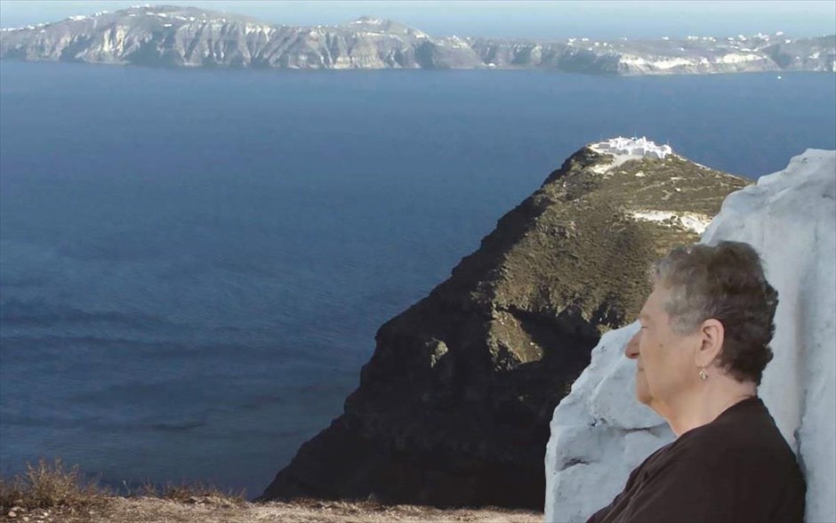 Στο Σώμα της. Το ντοκιμαντέρ του Ζαχαρία Μαυροειδή ταξιδεύει σε ένα άκρο της Ελλάδας όπου κανείς δεν θα πίστευε ποτέ ότι βρίσκεται μερικά βήματα από την τουριστική καρδιά της Σαντορίνης. Κάθε χρόνο, στις 31 Ιουλίου, οι τελευταίοι εναπομείναντες «δεκαπεντάριδες» επιστρέφουν στα κελιά της ανενεργής Μονής της Κοίμησης, στο νότιο άκρο της Θηρασιάς.