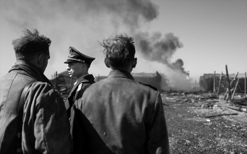  Η Στολή του Λοχαγού. Το βραβευμένο ασπρόμαυρο πολεμικό δράμα του Ρόμπερτ Σβένκε, είναι βασισμένο σε μια απίστευτη αλλά αληθινή ιστορία. Λίγο πριν το τέλος του Β΄ Παγκοσμίου Πολέμου, με την ήττα της Γερμανίας να θεωρείται πλέον δεδομένη, πολλοί στρατιώτες των Ναζί λιποτακτούν, καθώς δεν θέλουν να σκοτωθούν σε κάποια από τις τελευταίες μάχες. Ένας απ’ αυτούς είναι και ο νεαρός Γερμανός στρατιώτης Ουίλι Χέρολντ, ο οποίος, δύο εβδομάδες πριν το τέλος του πολέμου, το μόνο που θέλει είναι να καταφέρει να παραμείνει ζωντανός και όχι να επιστρέψει στη διμοιρία του και να πολεμήσει με τους συμπολεμιστές του.