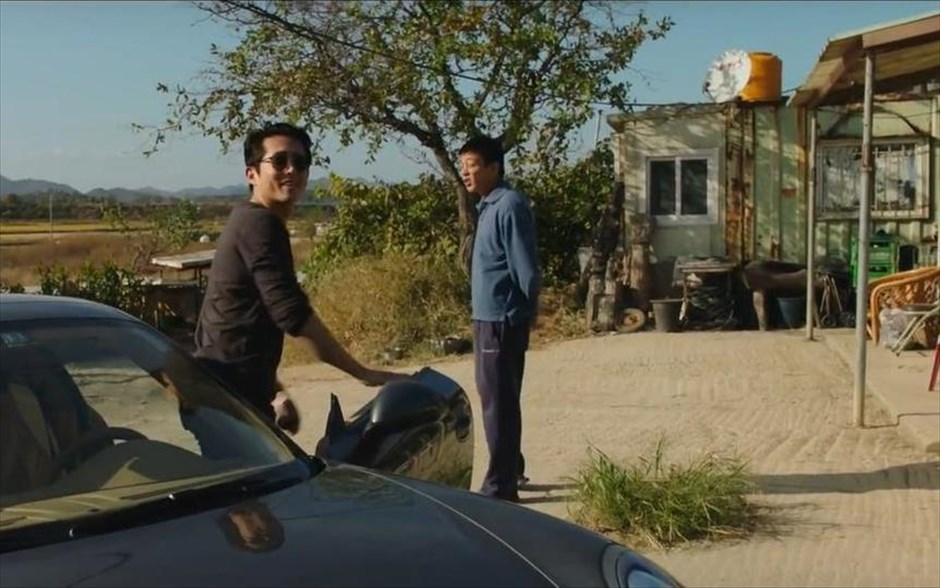 Το Παιχνίδι με τη Φωτιά. Βασισμένη σε διήγημα του κορυφαίου Ιάπωνα συγγραφέα Χαρούκι Μουρακάμι, η ταινία του Νοτιοκορεάτη σκηνοθέτη Λι Τσανγκ-ντονγκ υμνήθηκε από την παγκόσμια κριτική στην πρεμιέρα της στο Φεστιβάλ Καννών, συγκεντρώνοντας μία από τις υψηλότερες βαθμολογίες στην ιστορία της διοργάνωσης. Το ερωτικό δράμα έχει πρωταγωνιστή έναν εργάτη, ο οποίος συναντά -έπειτα από χρόνια- μια παλιά του γειτόνισσα.