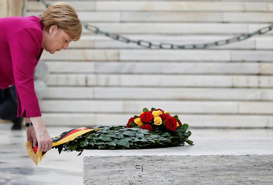 Στεφάνι στο Μνημείο του Αγνώστου Στρατιώτη κατέθεσε η Μέρκελ. Στεφάνι στο Μνημείο του Αγνώστου Στρατιώτη κατέθεσε η Γερμανίδα καγκελάριος Άγκελα Μέρκελ.