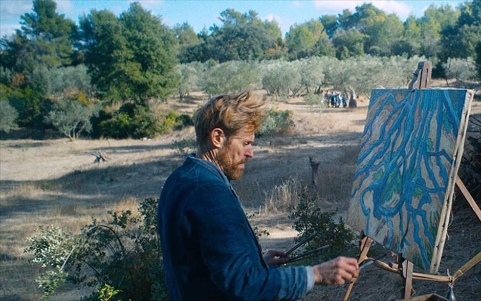  Στην Πύλη της Αιωνιότητας. Ο Τζούλιαν Σνάμπελ βιογραφεί τον Βίνσεντ βαν Γκογκ με τον Γουίλεμ Νταφόε -που απέσπασε βραβείο για την ερμηνεία του στο Φεστιβάλ Βενετίας- στον πρωταγωνιστικό ρόλο.