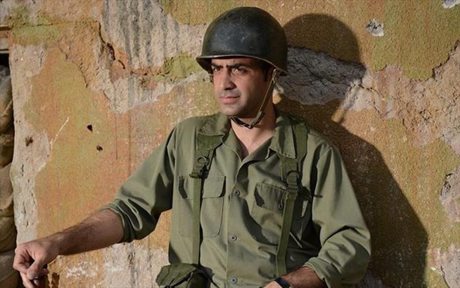 Η Ιστορία της Πράσινης Γραμμής. Το κυπριακό δράμα του Πανίκκου Χρυσάνθου, έχει κεντρικό ήρωα τον Κύπρο, έναν Ελληνοκύπριο στρατιώτη που υπηρετεί στην πράσινη γραμμή της Λευκωσίας,&nbsp;ο οποίος ανακαλύπτει ότι ένας από τους απέναντι, ο Μουράτ, μένει στο κατεχόμενο σπίτι του.&nbsp;
