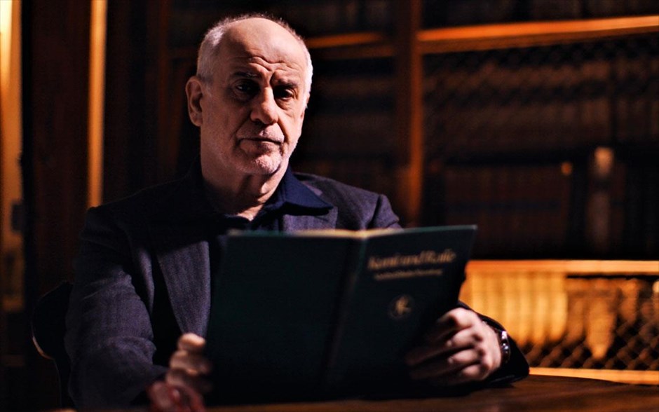Χίτλερ εναντίον Πικάσο και Άλλων. Ογδόντα χρόνια αφότου ο Χίτλερ κήρυξε τον πόλεμο στην «εκφυλισμένη» τέχνη, ο Τόνι Σερβίλο αφηγείται την αληθινή ιστορία των κρυμμένων και λεηλατημένων έργων τέχνης που αρπάχτηκαν, απαγορεύτηκαν και εκδιώχθηκαν από τους ναζί κατά τη διάρκεια του 20ού αιώνα. Πικάσο, Ματίς, Ρενουάρ, Σαγκάλ και άλλα έργα τέχνης, έρχονται στο φως και αποκαλύπτουν στη μεγάλη οθόνη τη ναζιστική εμμονή για τέχνη.