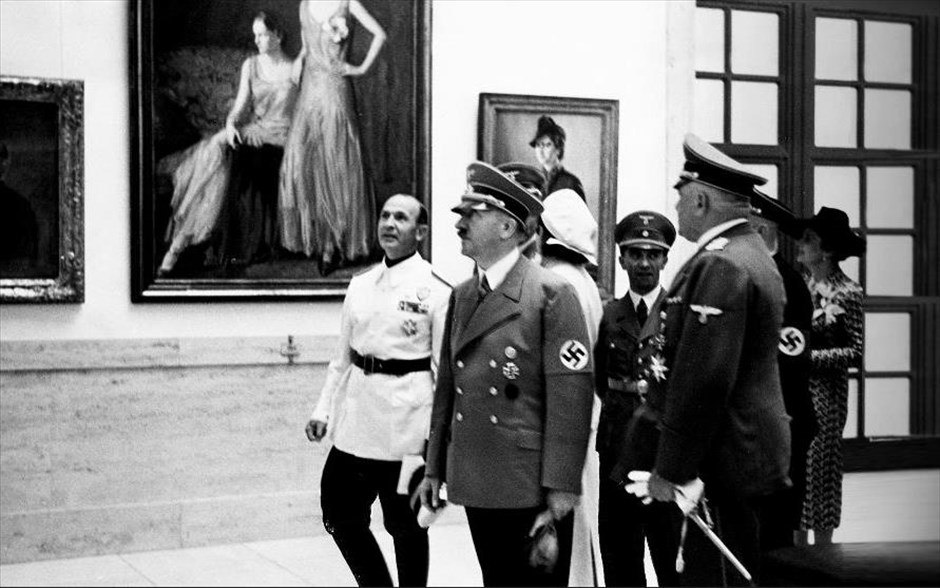 Χίτλερ εναντίον Πικάσο και Άλλων. Ογδόντα χρόνια αφότου ο Χίτλερ κήρυξε τον πόλεμο στην «εκφυλισμένη» τέχνη, ο Τόνι Σερβίλο αφηγείται την αληθινή ιστορία των κρυμμένων και λεηλατημένων έργων τέχνης που αρπάχτηκαν, απαγορεύτηκαν και εκδιώχθηκαν από τους ναζί κατά τη διάρκεια του 20ού αιώνα. Πικάσο, Ματίς, Ρενουάρ, Σαγκάλ και άλλα έργα τέχνης, έρχονται στο φως και αποκαλύπτουν στη μεγάλη οθόνη τη ναζιστική εμμονή για τέχνη.