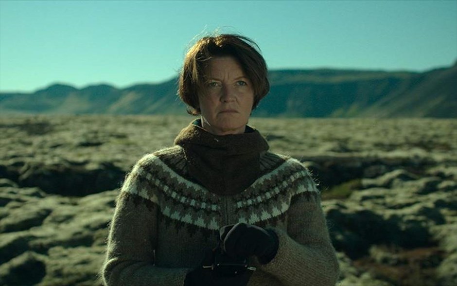 Γυναίκα σε Πόλεμο. Στην πολυβραβευμένη ταινία του Ισλανδού Μπένεντικτ Έρλιγκσον, που απέσπασε το κινηματογραφικό βραβείο LUX του Ευρωπαϊκού Κοινοβουλίου για το 2018, η 50χρονη Χάλα ζει στο Ρέικιαβικ μια διπλή ζωή.