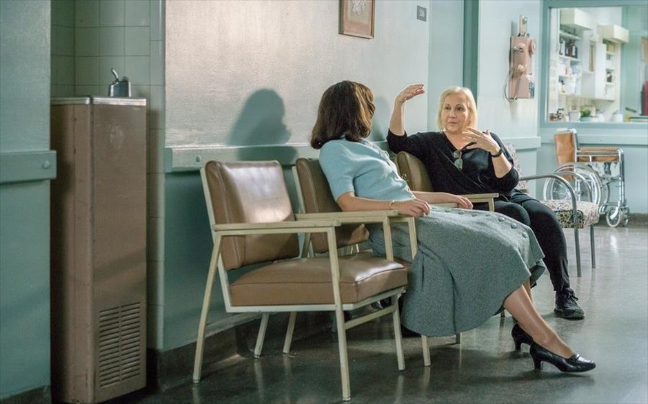 Η Αρχή της Ισότητας. Η δημιουργία της Μίμι Λέντερ παρουσιάζει την πραγματική ιστορία τής Ρουθ Μπέιντερ Γκίνσμπουργκ, μιας αγωνίστριας δικηγόρου και νέας μητέρας που αντιμετώπισε πολλές αντιξοότητες αλλά και μια σειρά από εμπόδια στον αγώνα της για ίσα δικαιώματα μεταξύ ανδρών και γυναικών.