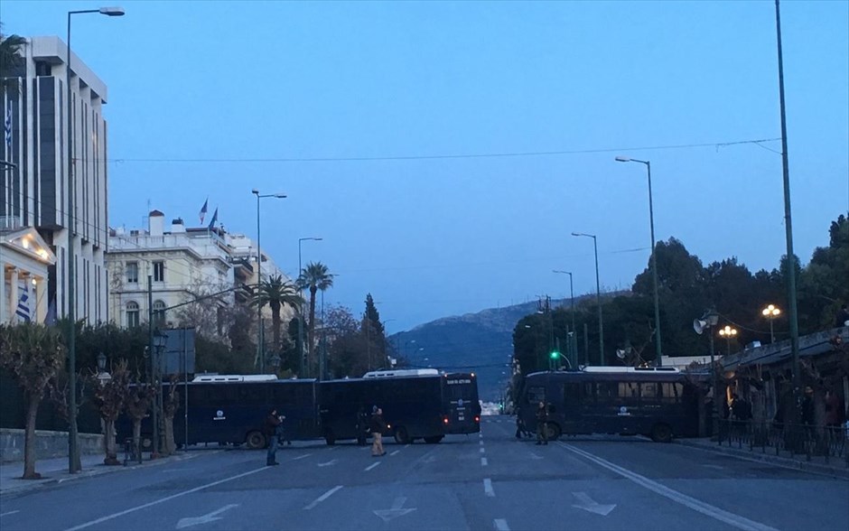 Κλειστοί δρόμοι-δρακόντεια μέτρα στο κέντρο της Αθήνας. 17.52 - Κλούβες των ΜΑΤ