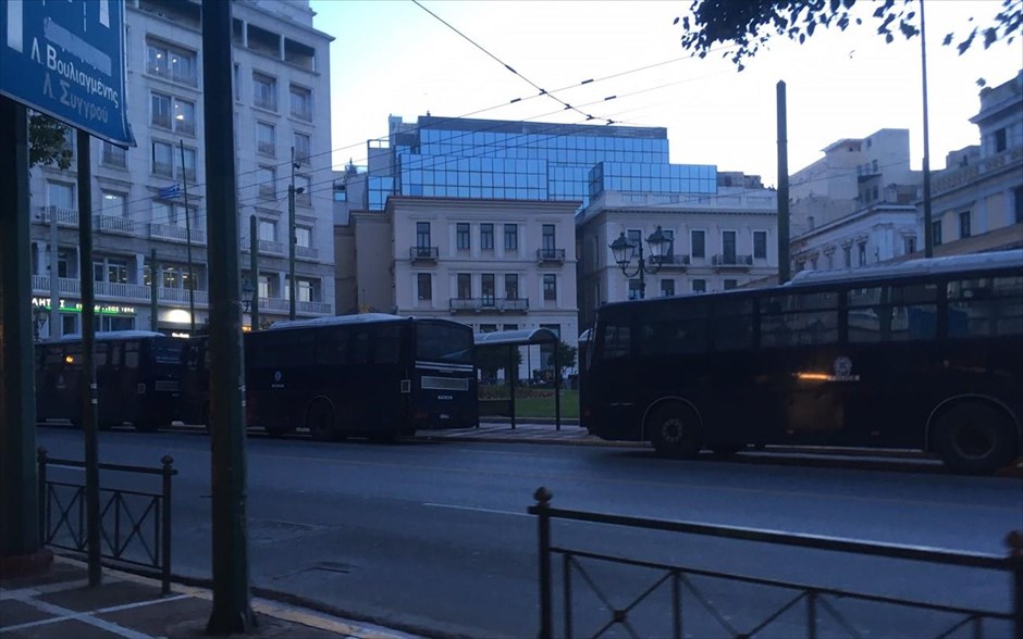 Κλειστοί δρόμοι-δρακόντεια μέτρα στο κέντρο της Αθήνας. 17.52 - Κλούβες των ΜΑΤ