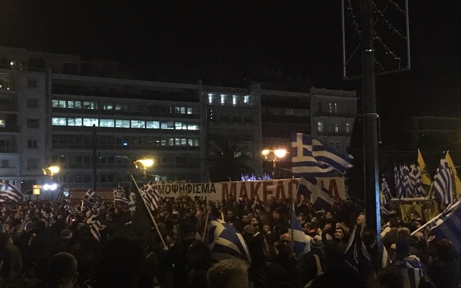 Συγκέντρωση κόσμου στο Σύνταγμα. 