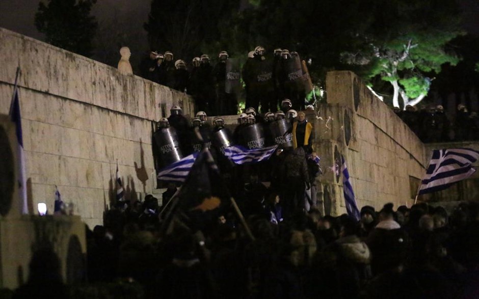 Συγκέντρωση κόσμου στο Σύνταγμα. 