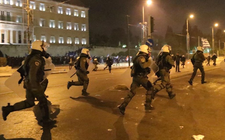 Ένταση και χημικά στο Σύνταγμα. 