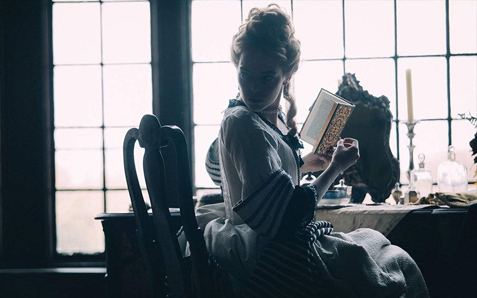 Η Ευνοούμενη (The Favourite). Η πρώτη κωμωδία εποχής του Γιώργου Λάνθιμου -η οποία βγαίνει σήμερα σε μικρό κύκλωμα επιλεγμένων αιθουσών και κανονικά στις αίθουσες όλης της χώρας από τις 7 Φεβρουαρίου- μας μεταφέρει στις αρχές του 18ου αιώνα. Η Αγγλία βρίσκεται σε πόλεμο με τους Γάλλους. Παρόλα αυτά, οι αγώνες πάπιας και η κατανάλωση ανανά βρίσκονται στο απόγειό τους. Η φιλάσθενη Βασίλισσα Άννα βρίσκεται στον θρόνο και η στενή της φίλη Λαίδη Σάρα κυβερνά τη χώρα στη θέση της, ενώ ταυτόχρονα φροντίζει για την υγεία και το απρόβλεπτο ταπεραμέντο της.
