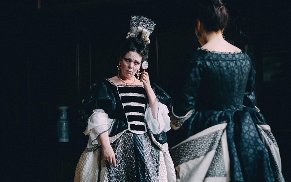  Η Ευνοούμενη (The Favourite). Η πρώτη κωμωδία εποχής του Γιώργου Λάνθιμου -η οποία βγαίνει σήμερα σε μικρό κύκλωμα επιλεγμένων αιθουσών και κανονικά στις αίθουσες όλης της χώρας από τις 7 Φεβρουαρίου- μας μεταφέρει στις αρχές του 18ου αιώνα. Η Αγγλία βρίσκεται σε πόλεμο με τους Γάλλους. Παρόλα αυτά, οι αγώνες πάπιας και η κατανάλωση ανανά βρίσκονται στο απόγειό τους. Η φιλάσθενη Βασίλισσα Άννα βρίσκεται στον θρόνο και η στενή της φίλη Λαίδη Σάρα κυβερνά τη χώρα στη θέση της, ενώ ταυτόχρονα φροντίζει για την υγεία και το απρόβλεπτο ταπεραμέντο της.