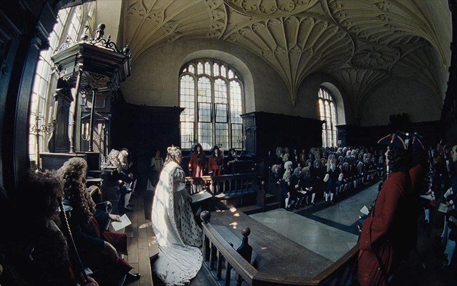  Η Ευνοούμενη (The Favourite). Η πρώτη κωμωδία εποχής του Γιώργου Λάνθιμου -η οποία βγαίνει σήμερα σε μικρό κύκλωμα επιλεγμένων αιθουσών και κανονικά στις αίθουσες όλης της χώρας από τις 7 Φεβρουαρίου- μας μεταφέρει στις αρχές του 18ου αιώνα. Η Αγγλία βρίσκεται σε πόλεμο με τους Γάλλους. Παρόλα αυτά, οι αγώνες πάπιας και η κατανάλωση ανανά βρίσκονται στο απόγειό τους. Η φιλάσθενη Βασίλισσα Άννα βρίσκεται στον θρόνο και η στενή της φίλη Λαίδη Σάρα κυβερνά τη χώρα στη θέση της, ενώ ταυτόχρονα φροντίζει για την υγεία και το απρόβλεπτο ταπεραμέντο της.