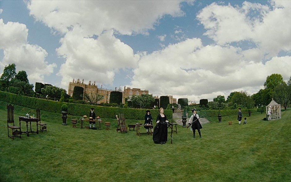  Η Ευνοούμενη (The Favourite). Η πρώτη κωμωδία εποχής του Γιώργου Λάνθιμου -η οποία βγαίνει σήμερα σε μικρό κύκλωμα επιλεγμένων αιθουσών και κανονικά στις αίθουσες όλης της χώρας από τις 7 Φεβρουαρίου- μας μεταφέρει στις αρχές του 18ου αιώνα. Η Αγγλία βρίσκεται σε πόλεμο με τους Γάλλους. Παρόλα αυτά, οι αγώνες πάπιας και η κατανάλωση ανανά βρίσκονται στο απόγειό τους. Η φιλάσθενη Βασίλισσα Άννα βρίσκεται στον θρόνο και η στενή της φίλη Λαίδη Σάρα κυβερνά τη χώρα στη θέση της, ενώ ταυτόχρονα φροντίζει για την υγεία και το απρόβλεπτο ταπεραμέντο της.