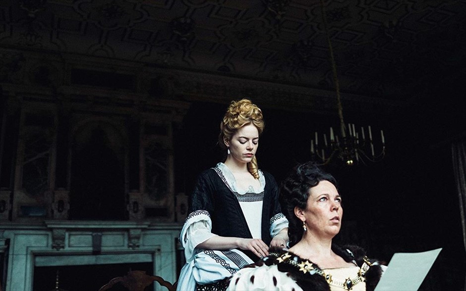  Η Ευνοούμενη (The Favourite). Η πρώτη κωμωδία εποχής του Γιώργου Λάνθιμου -η οποία βγαίνει σήμερα σε μικρό κύκλωμα επιλεγμένων αιθουσών και κανονικά στις αίθουσες όλης της χώρας από τις 7 Φεβρουαρίου- μας μεταφέρει στις αρχές του 18ου αιώνα. Η Αγγλία βρίσκεται σε πόλεμο με τους Γάλλους. Παρόλα αυτά, οι αγώνες πάπιας και η κατανάλωση ανανά βρίσκονται στο απόγειό τους. Η φιλάσθενη Βασίλισσα Άννα βρίσκεται στον θρόνο και η στενή της φίλη Λαίδη Σάρα κυβερνά τη χώρα στη θέση της, ενώ ταυτόχρονα φροντίζει για την υγεία και το απρόβλεπτο ταπεραμέντο της.