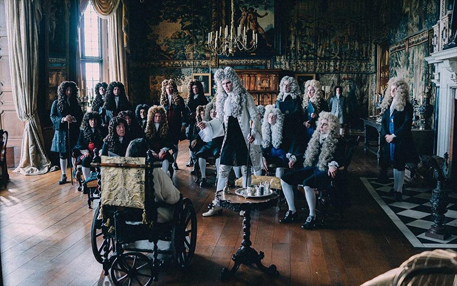  Η Ευνοούμενη (The Favourite). Η πρώτη κωμωδία εποχής του Γιώργου Λάνθιμου -η οποία βγαίνει σήμερα σε μικρό κύκλωμα επιλεγμένων αιθουσών και κανονικά στις αίθουσες όλης της χώρας από τις 7 Φεβρουαρίου- μας μεταφέρει στις αρχές του 18ου αιώνα. Η Αγγλία βρίσκεται σε πόλεμο με τους Γάλλους. Παρόλα αυτά, οι αγώνες πάπιας και η κατανάλωση ανανά βρίσκονται στο απόγειό τους. Η φιλάσθενη Βασίλισσα Άννα βρίσκεται στον θρόνο και η στενή της φίλη Λαίδη Σάρα κυβερνά τη χώρα στη θέση της, ενώ ταυτόχρονα φροντίζει για την υγεία και το απρόβλεπτο ταπεραμέντο της.