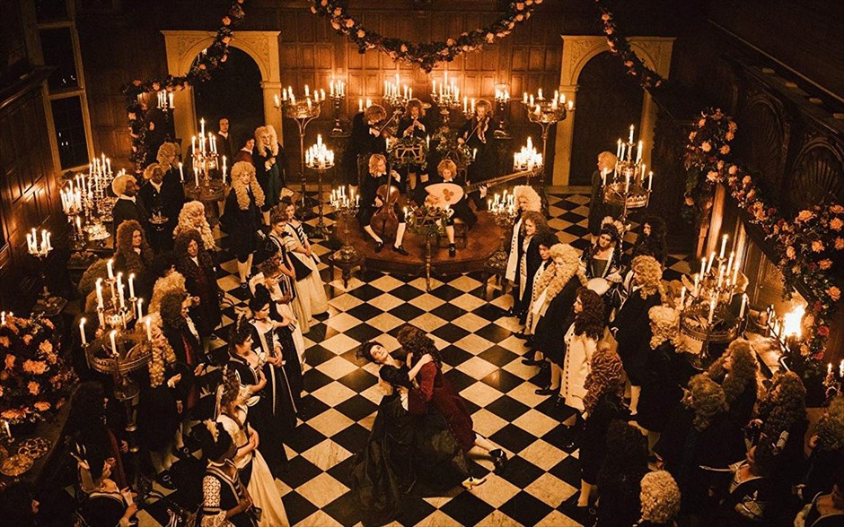  Η Ευνοούμενη (The Favourite). Η πρώτη κωμωδία εποχής του Γιώργου Λάνθιμου -η οποία βγαίνει σήμερα σε μικρό κύκλωμα επιλεγμένων αιθουσών και κανονικά στις αίθουσες όλης της χώρας από τις 7 Φεβρουαρίου- μας μεταφέρει στις αρχές του 18ου αιώνα. Η Αγγλία βρίσκεται σε πόλεμο με τους Γάλλους. Παρόλα αυτά, οι αγώνες πάπιας και η κατανάλωση ανανά βρίσκονται στο απόγειό τους. Η φιλάσθενη Βασίλισσα Άννα βρίσκεται στον θρόνο και η στενή της φίλη Λαίδη Σάρα κυβερνά τη χώρα στη θέση της, ενώ ταυτόχρονα φροντίζει για την υγεία και το απρόβλεπτο ταπεραμέντο της.
