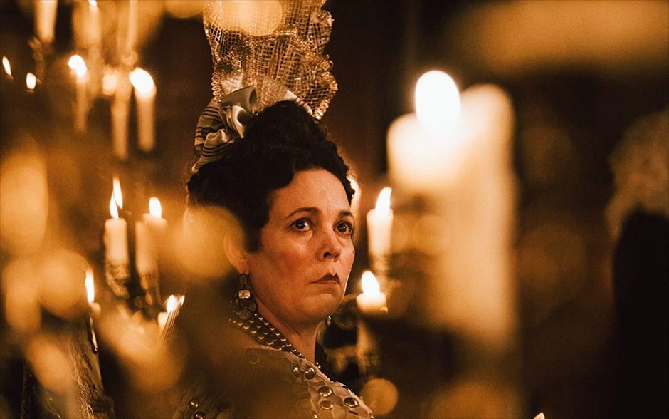  Η Ευνοούμενη (The Favourite). Η πρώτη κωμωδία εποχής του Γιώργου Λάνθιμου -η οποία βγαίνει σήμερα σε μικρό κύκλωμα επιλεγμένων αιθουσών και κανονικά στις αίθουσες όλης της χώρας από τις 7 Φεβρουαρίου- μας μεταφέρει στις αρχές του 18ου αιώνα. Η Αγγλία βρίσκεται σε πόλεμο με τους Γάλλους. Παρόλα αυτά, οι αγώνες πάπιας και η κατανάλωση ανανά βρίσκονται στο απόγειό τους. Η φιλάσθενη Βασίλισσα Άννα βρίσκεται στον θρόνο και η στενή της φίλη Λαίδη Σάρα κυβερνά τη χώρα στη θέση της, ενώ ταυτόχρονα φροντίζει για την υγεία και το απρόβλεπτο ταπεραμέντο της.