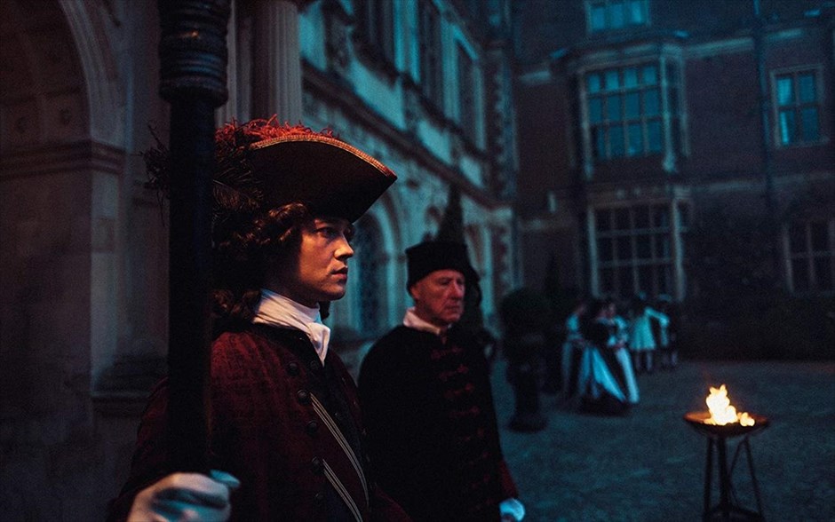  Η Ευνοούμενη (The Favourite). Η πρώτη κωμωδία εποχής του Γιώργου Λάνθιμου -η οποία βγαίνει σήμερα σε μικρό κύκλωμα επιλεγμένων αιθουσών και κανονικά στις αίθουσες όλης της χώρας από τις 7 Φεβρουαρίου- μας μεταφέρει στις αρχές του 18ου αιώνα. Η Αγγλία βρίσκεται σε πόλεμο με τους Γάλλους. Παρόλα αυτά, οι αγώνες πάπιας και η κατανάλωση ανανά βρίσκονται στο απόγειό τους. Η φιλάσθενη Βασίλισσα Άννα βρίσκεται στον θρόνο και η στενή της φίλη Λαίδη Σάρα κυβερνά τη χώρα στη θέση της, ενώ ταυτόχρονα φροντίζει για την υγεία και το απρόβλεπτο ταπεραμέντο της.