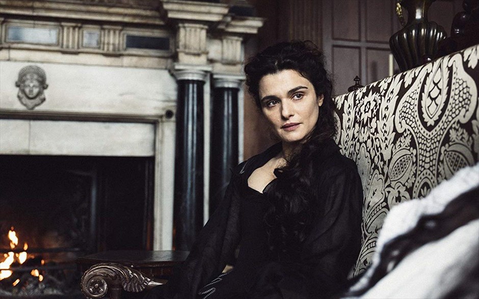  Η Ευνοούμενη (The Favourite). Η πρώτη κωμωδία εποχής του Γιώργου Λάνθιμου -η οποία βγαίνει σήμερα σε μικρό κύκλωμα επιλεγμένων αιθουσών και κανονικά στις αίθουσες όλης της χώρας από τις 7 Φεβρουαρίου- μας μεταφέρει στις αρχές του 18ου αιώνα. Η Αγγλία βρίσκεται σε πόλεμο με τους Γάλλους. Παρόλα αυτά, οι αγώνες πάπιας και η κατανάλωση ανανά βρίσκονται στο απόγειό τους. Η φιλάσθενη Βασίλισσα Άννα βρίσκεται στον θρόνο και η στενή της φίλη Λαίδη Σάρα κυβερνά τη χώρα στη θέση της, ενώ ταυτόχρονα φροντίζει για την υγεία και το απρόβλεπτο ταπεραμέντο της.