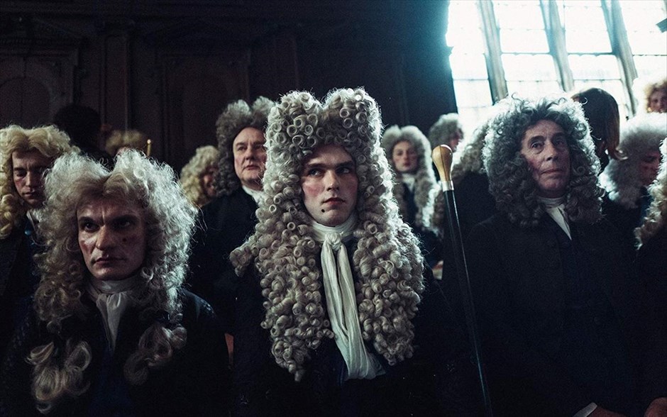  Η Ευνοούμενη (The Favourite). Η πρώτη κωμωδία εποχής του Γιώργου Λάνθιμου -η οποία βγαίνει σήμερα σε μικρό κύκλωμα επιλεγμένων αιθουσών και κανονικά στις αίθουσες όλης της χώρας από τις 7 Φεβρουαρίου- μας μεταφέρει στις αρχές του 18ου αιώνα. Η Αγγλία βρίσκεται σε πόλεμο με τους Γάλλους. Παρόλα αυτά, οι αγώνες πάπιας και η κατανάλωση ανανά βρίσκονται στο απόγειό τους. Η φιλάσθενη Βασίλισσα Άννα βρίσκεται στον θρόνο και η στενή της φίλη Λαίδη Σάρα κυβερνά τη χώρα στη θέση της, ενώ ταυτόχρονα φροντίζει για την υγεία και το απρόβλεπτο ταπεραμέντο της.