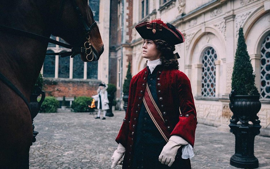  Η Ευνοούμενη (The Favourite). Η πρώτη κωμωδία εποχής του Γιώργου Λάνθιμου -η οποία βγαίνει σήμερα σε μικρό κύκλωμα επιλεγμένων αιθουσών και κανονικά στις αίθουσες όλης της χώρας από τις 7 Φεβρουαρίου- μας μεταφέρει στις αρχές του 18ου αιώνα. Η Αγγλία βρίσκεται σε πόλεμο με τους Γάλλους. Παρόλα αυτά, οι αγώνες πάπιας και η κατανάλωση ανανά βρίσκονται στο απόγειό τους. Η φιλάσθενη Βασίλισσα Άννα βρίσκεται στον θρόνο και η στενή της φίλη Λαίδη Σάρα κυβερνά τη χώρα στη θέση της, ενώ ταυτόχρονα φροντίζει για την υγεία και το απρόβλεπτο ταπεραμέντο της.