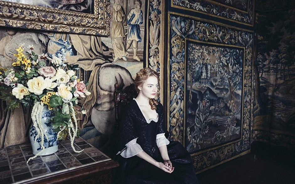  Η Ευνοούμενη (The Favourite). Η πρώτη κωμωδία εποχής του Γιώργου Λάνθιμου -η οποία βγαίνει σήμερα σε μικρό κύκλωμα επιλεγμένων αιθουσών και κανονικά στις αίθουσες όλης της χώρας από τις 7 Φεβρουαρίου- μας μεταφέρει στις αρχές του 18ου αιώνα. Η Αγγλία βρίσκεται σε πόλεμο με τους Γάλλους. Παρόλα αυτά, οι αγώνες πάπιας και η κατανάλωση ανανά βρίσκονται στο απόγειό τους. Η φιλάσθενη Βασίλισσα Άννα βρίσκεται στον θρόνο και η στενή της φίλη Λαίδη Σάρα κυβερνά τη χώρα στη θέση της, ενώ ταυτόχρονα φροντίζει για την υγεία και το απρόβλεπτο ταπεραμέντο της.