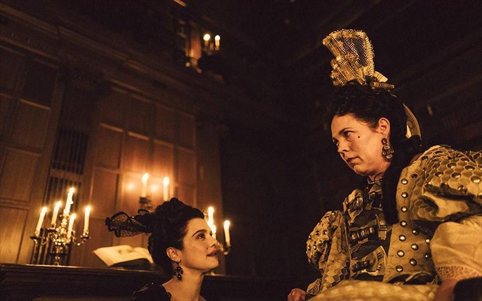  Η Ευνοούμενη (The Favourite). Η πρώτη κωμωδία εποχής του Γιώργου Λάνθιμου -η οποία βγαίνει σήμερα σε μικρό κύκλωμα επιλεγμένων αιθουσών και κανονικά στις αίθουσες όλης της χώρας από τις 7 Φεβρουαρίου- μας μεταφέρει στις αρχές του 18ου αιώνα. Η Αγγλία βρίσκεται σε πόλεμο με τους Γάλλους. Παρόλα αυτά, οι αγώνες πάπιας και η κατανάλωση ανανά βρίσκονται στο απόγειό τους. Η φιλάσθενη Βασίλισσα Άννα βρίσκεται στον θρόνο και η στενή της φίλη Λαίδη Σάρα κυβερνά τη χώρα στη θέση της, ενώ ταυτόχρονα φροντίζει για την υγεία και το απρόβλεπτο ταπεραμέντο της.