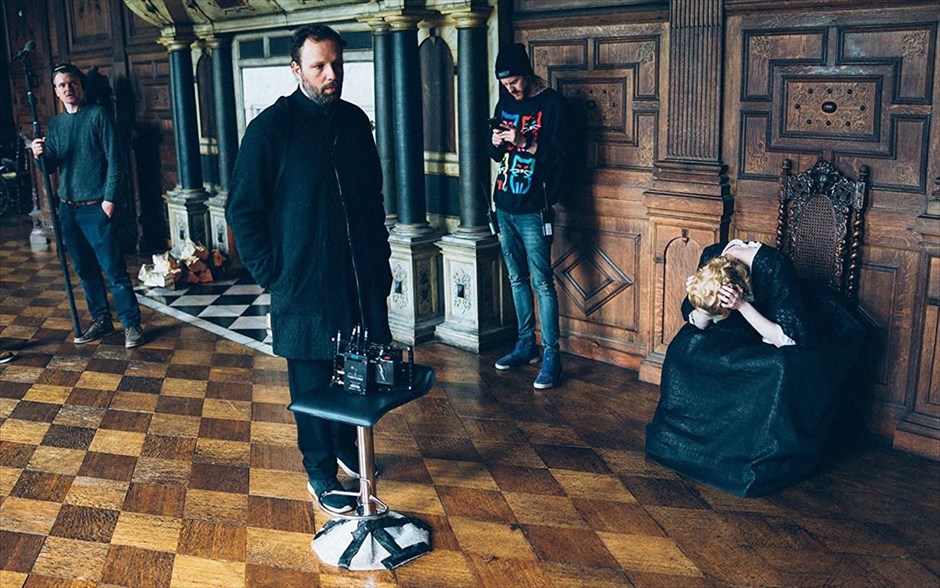  Η Ευνοούμενη (The Favourite). Η πρώτη κωμωδία εποχής του Γιώργου Λάνθιμου -η οποία βγαίνει σήμερα σε μικρό κύκλωμα επιλεγμένων αιθουσών και κανονικά στις αίθουσες όλης της χώρας από τις 7 Φεβρουαρίου- μας μεταφέρει στις αρχές του 18ου αιώνα. Η Αγγλία βρίσκεται σε πόλεμο με τους Γάλλους. Παρόλα αυτά, οι αγώνες πάπιας και η κατανάλωση ανανά βρίσκονται στο απόγειό τους. Η φιλάσθενη Βασίλισσα Άννα βρίσκεται στον θρόνο και η στενή της φίλη Λαίδη Σάρα κυβερνά τη χώρα στη θέση της, ενώ ταυτόχρονα φροντίζει για την υγεία και το απρόβλεπτο ταπεραμέντο της.