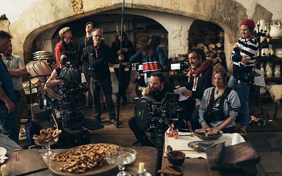 Η Ευνοούμενη (The Favourite). Η πρώτη κωμωδία εποχής του Γιώργου Λάνθιμου -η οποία βγαίνει σήμερα σε μικρό κύκλωμα επιλεγμένων αιθουσών και κανονικά στις αίθουσες όλης της χώρας από τις 7 Φεβρουαρίου- μας μεταφέρει στις αρχές του 18ου αιώνα. Η Αγγλία βρίσκεται σε πόλεμο με τους Γάλλους. Παρόλα αυτά, οι αγώνες πάπιας και η κατανάλωση ανανά βρίσκονται στο απόγειό τους. Η φιλάσθενη Βασίλισσα Άννα βρίσκεται στον θρόνο και η στενή της φίλη Λαίδη Σάρα κυβερνά τη χώρα στη θέση της, ενώ ταυτόχρονα φροντίζει για την υγεία και το απρόβλεπτο ταπεραμέντο της.