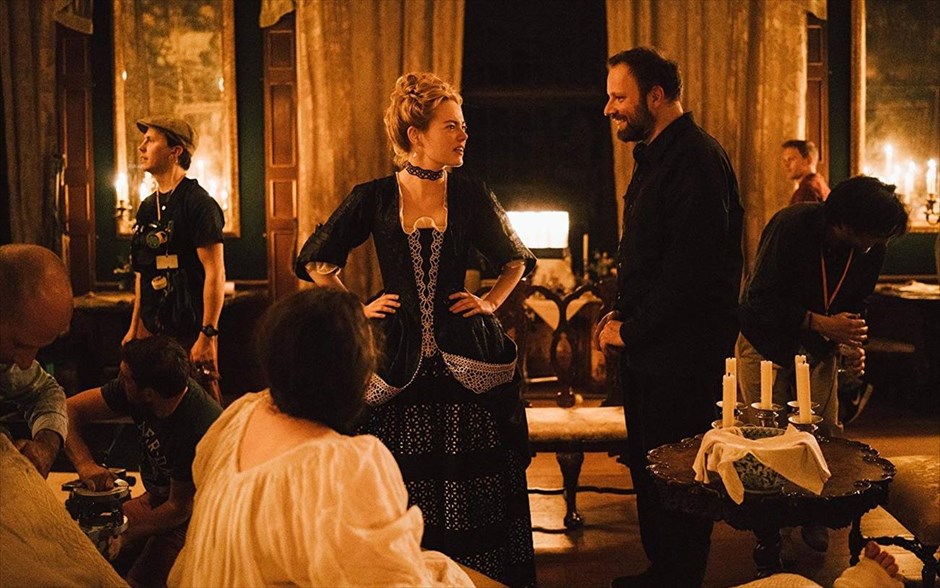  Η Ευνοούμενη (The Favourite). Η πρώτη κωμωδία εποχής του Γιώργου Λάνθιμου -η οποία βγαίνει σήμερα σε μικρό κύκλωμα επιλεγμένων αιθουσών και κανονικά στις αίθουσες όλης της χώρας από τις 7 Φεβρουαρίου- μας μεταφέρει στις αρχές του 18ου αιώνα. Η Αγγλία βρίσκεται σε πόλεμο με τους Γάλλους. Παρόλα αυτά, οι αγώνες πάπιας και η κατανάλωση ανανά βρίσκονται στο απόγειό τους. Η φιλάσθενη Βασίλισσα Άννα βρίσκεται στον θρόνο και η στενή της φίλη Λαίδη Σάρα κυβερνά τη χώρα στη θέση της, ενώ ταυτόχρονα φροντίζει για την υγεία και το απρόβλεπτο ταπεραμέντο της.