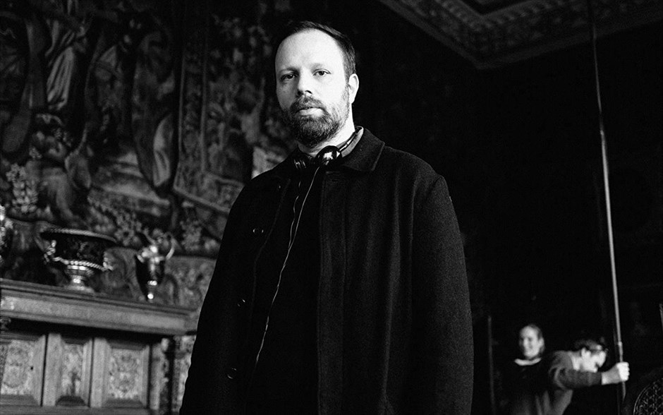  Η Ευνοούμενη (The Favourite). Η πρώτη κωμωδία εποχής του Γιώργου Λάνθιμου -η οποία βγαίνει σήμερα σε μικρό κύκλωμα επιλεγμένων αιθουσών και κανονικά στις αίθουσες όλης της χώρας από τις 7 Φεβρουαρίου- μας μεταφέρει στις αρχές του 18ου αιώνα. Η Αγγλία βρίσκεται σε πόλεμο με τους Γάλλους. Παρόλα αυτά, οι αγώνες πάπιας και η κατανάλωση ανανά βρίσκονται στο απόγειό τους. Η φιλάσθενη Βασίλισσα Άννα βρίσκεται στον θρόνο και η στενή της φίλη Λαίδη Σάρα κυβερνά τη χώρα στη θέση της, ενώ ταυτόχρονα φροντίζει για την υγεία και το απρόβλεπτο ταπεραμέντο της.