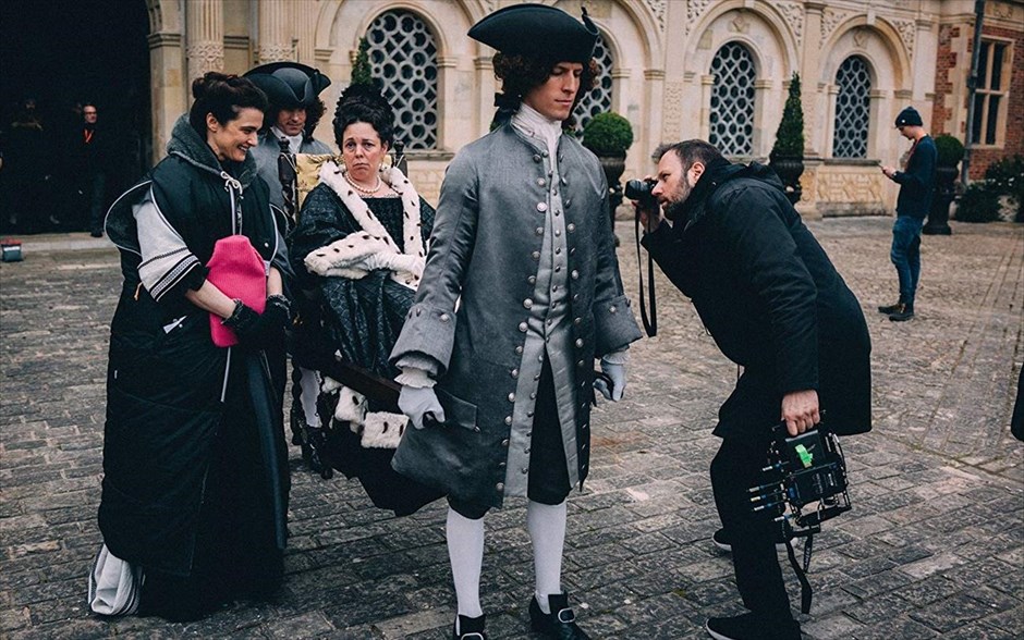  Η Ευνοούμενη (The Favourite). Η πρώτη κωμωδία εποχής του Γιώργου Λάνθιμου -η οποία βγαίνει σήμερα σε μικρό κύκλωμα επιλεγμένων αιθουσών και κανονικά στις αίθουσες όλης της χώρας από τις 7 Φεβρουαρίου- μας μεταφέρει στις αρχές του 18ου αιώνα. Η Αγγλία βρίσκεται σε πόλεμο με τους Γάλλους. Παρόλα αυτά, οι αγώνες πάπιας και η κατανάλωση ανανά βρίσκονται στο απόγειό τους. Η φιλάσθενη Βασίλισσα Άννα βρίσκεται στον θρόνο και η στενή της φίλη Λαίδη Σάρα κυβερνά τη χώρα στη θέση της, ενώ ταυτόχρονα φροντίζει για την υγεία και το απρόβλεπτο ταπεραμέντο της.